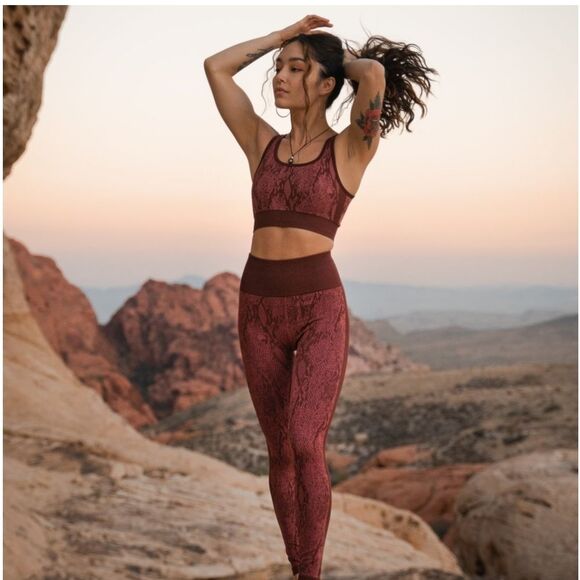 NWT Fabletics High Waisted Seamless Snakeskin 7/8 Leggings Size Small - Picture 12 of 12